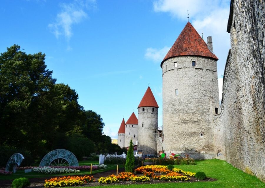 From Helsinki: Tallinn with Round-Trip Ferry & Guided Tour - Why Tallinn by ferry feels so smart from Helsinki