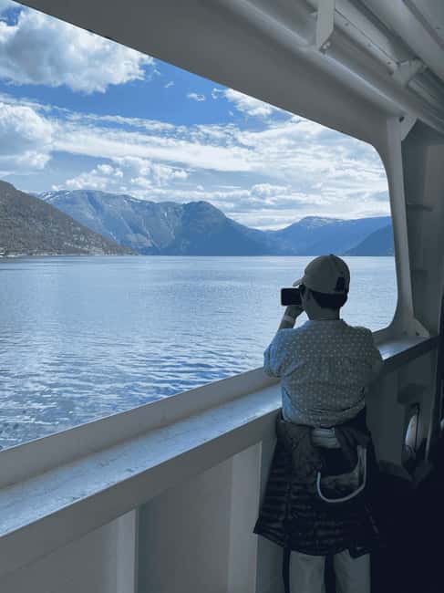 Guided tour: Hardangerfjord, Waterfalls and Ferry crossing - Mørkhølsfossen in Tysse: the gentle start that sets the tone