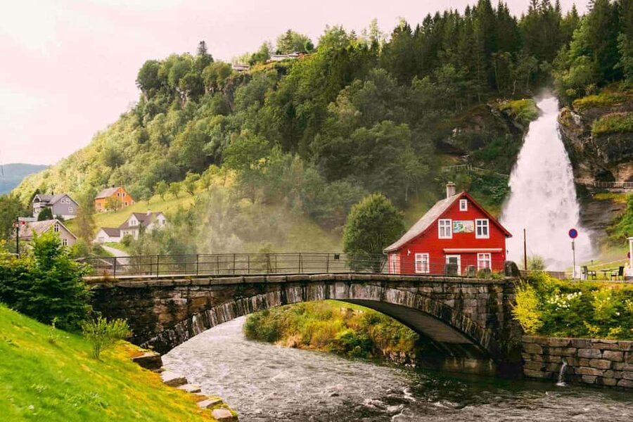 Guided tour: Hardangerfjord, Waterfalls and Ferry crossing - Norheimsund: lunch time in a real fjord town
