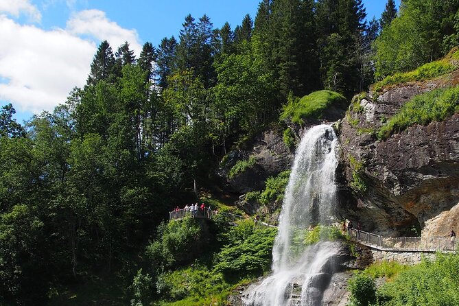 Guided tour to Hardanger Fjord, Waterfalls and Ferry Crossing - Road 550 between Utne and Jondal: orchards, tunnels, and photo timing