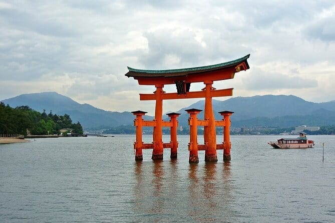 Hiroshima and Miyajima Day Trip with Itsukushima Shrine & Ferry - Itsukushima Shrine and the floating torii: the moment you came for