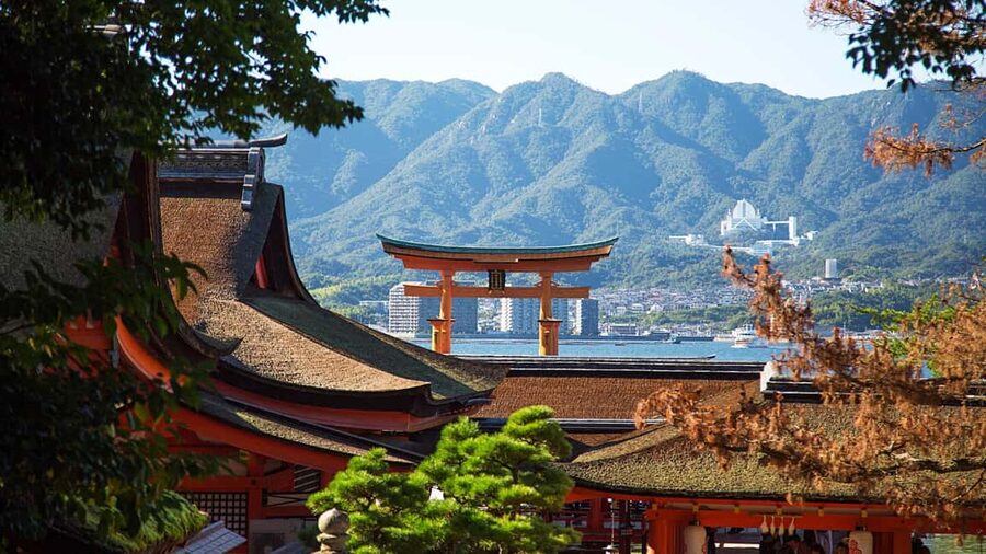 Hiroshima to Miyajima: Private Custom Tour with Ferry Ride - Key things that make this Hiroshima to Miyajima tour work