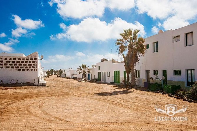 La Graciosa at your leisure (bus transfer and return ferry ticket) - Five hours on La Graciosa: how to use your freedom well