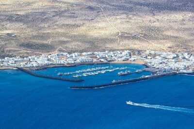 La Graciosa at your leisure (bus transfer and return ferry ticket) - Orzola to La Graciosa: a quick crossing with real comfort basics
