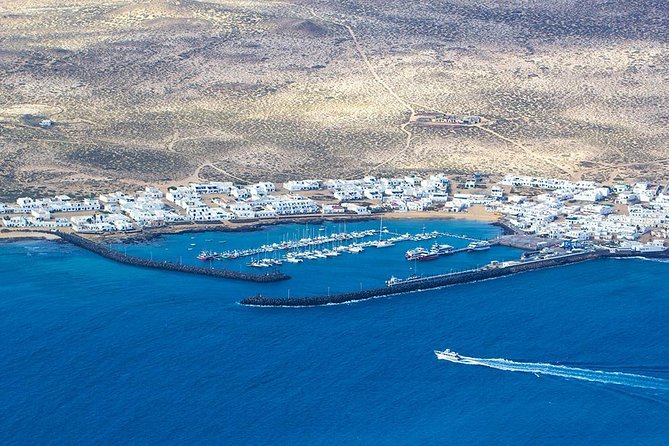 La Graciosa at your leisure (bus transfer and return ferry ticket) - Orzola to La Graciosa: a quick crossing with real comfort basics