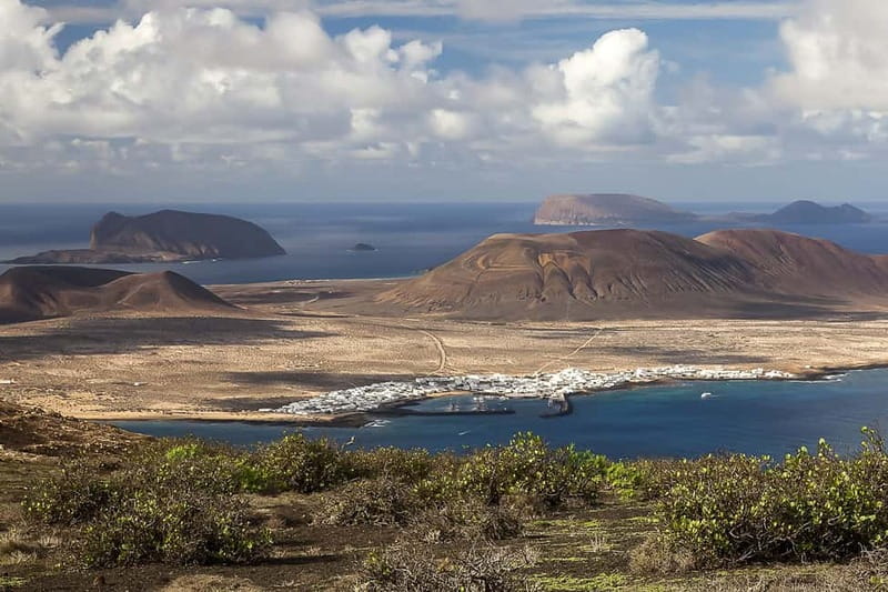 Lanzarote: Ferry to La Graciosa with Wi-Fi (free parking) - Orzola to La Graciosa: why this ferry day works