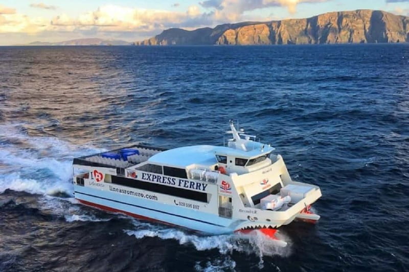 Lanzarote: Ferry to La Graciosa with Wi-Fi (free parking) - La Graciosa day plan: beaches, walking, and the marine reserve factor