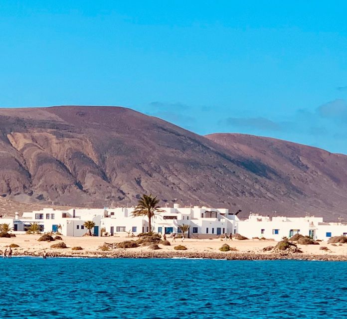 Lanzarote: Return Ferry to La Graciosa with Bus Pickup - The express ferry ride: 30 minutes, Wi‑Fi, and seating options