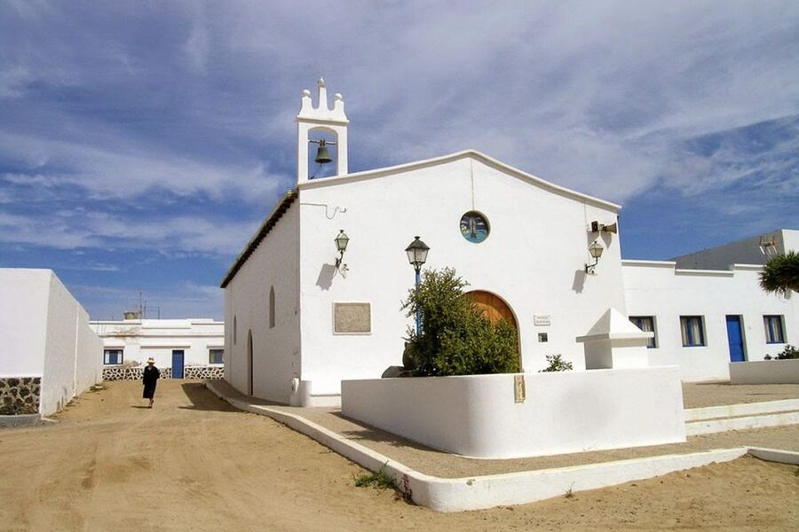 Lanzarote: Roundtrip Ferry Transfer to La Graciosa - Arriving in La Graciosa: A Self-Guided Day in Fishermen Village Style