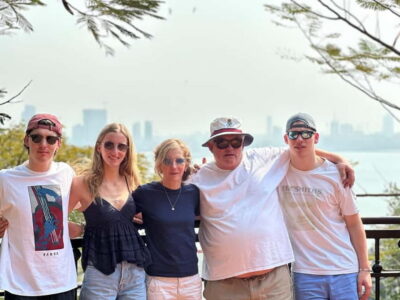 Mumbai: Half Day Elephanta Caves Guided Tour with Ferry Ride - Private guiding makes the Trimurti and shrines click