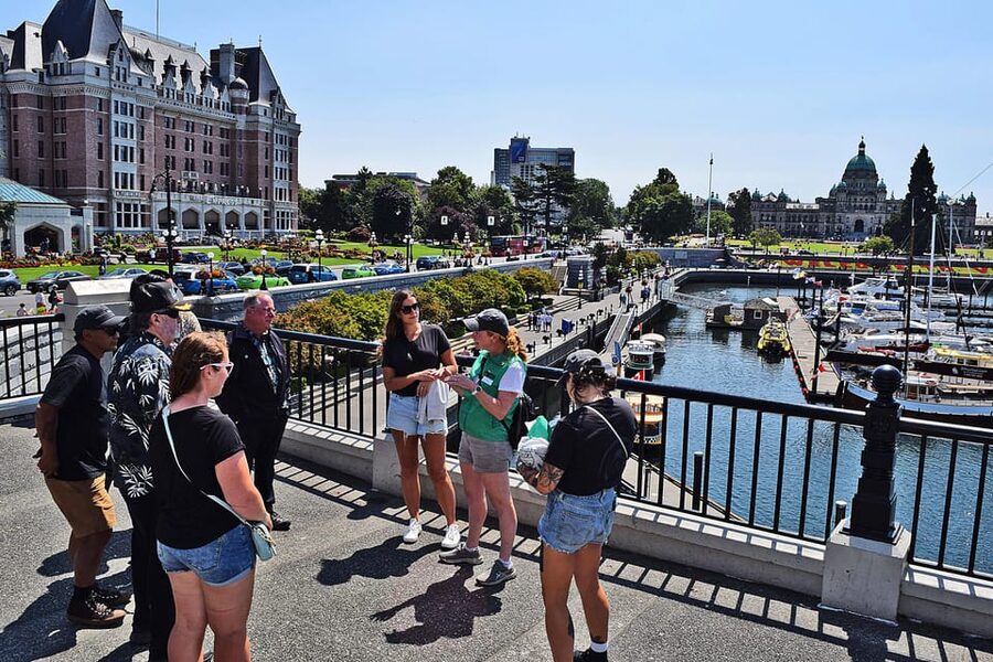 Pickle Pub Crawl: Ferry Rides and Appetizers - Should you book the Pickle Pub Crawl?