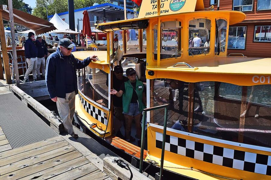 Pickle Pub Crawl: Ferry Rides and Appetizers - Your guide and the social factor: why host personality matters