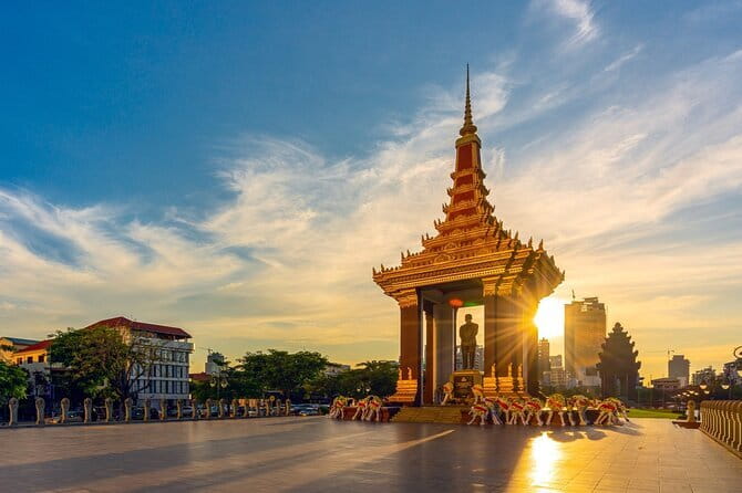 Riverside Walking Tour with Snack, Drinks & Local Ferry Ride - Wat Botom Park walk: turning the lights down on Phnom Penh