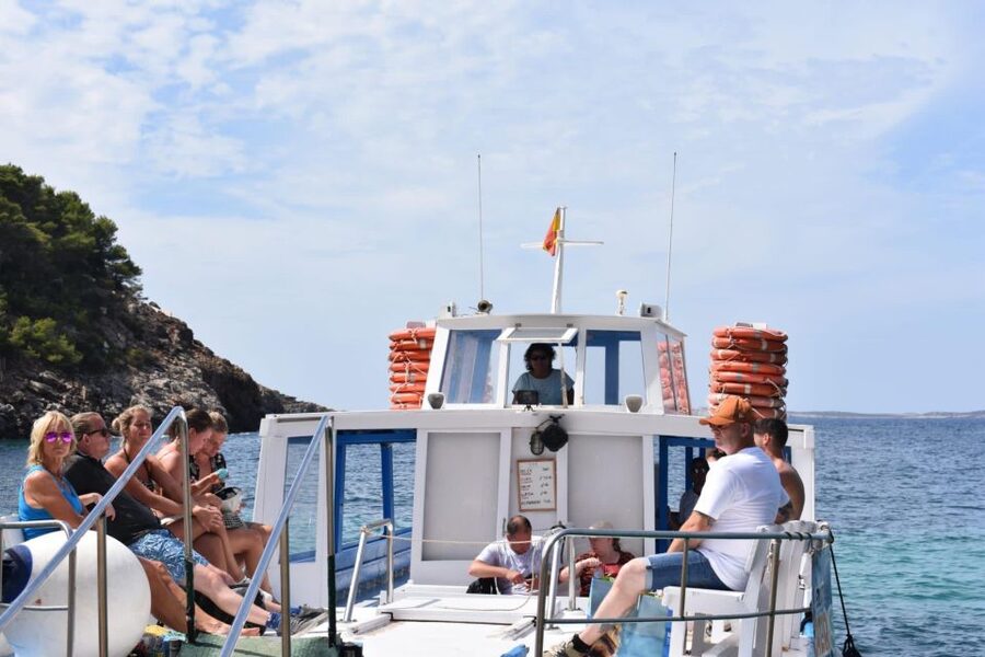 Sant Antoni: Round-Trip Ferry Transfer to Cala Salada Beach - What you actually do all day once you’re there