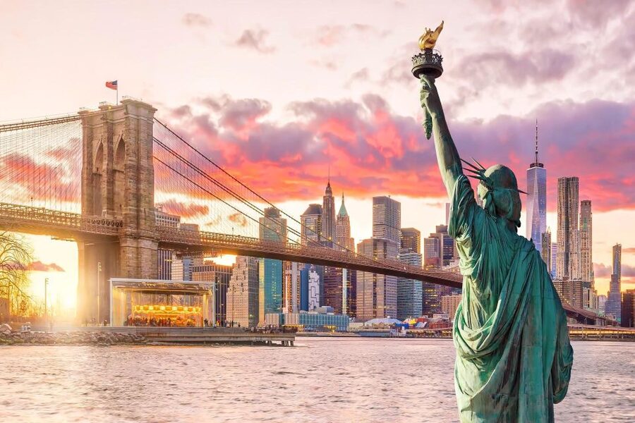 Statue of Liberty & Ellis Island by Ferry with Private Guide - Private ferry to Liberty Island: how the day flows